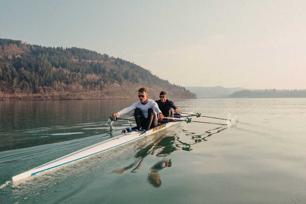 A rowing double in smooth light on flat water (c) Julius Hirtzberger