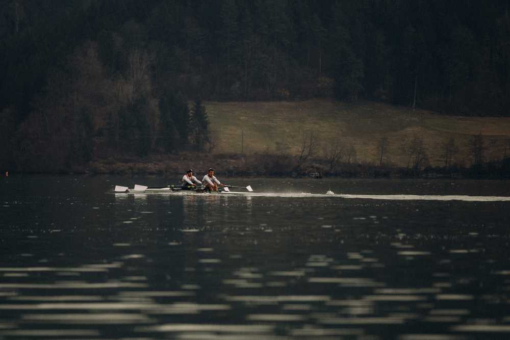 A rowing double on flat water, athletes are pushing hard (c) Julius Hirtzberger